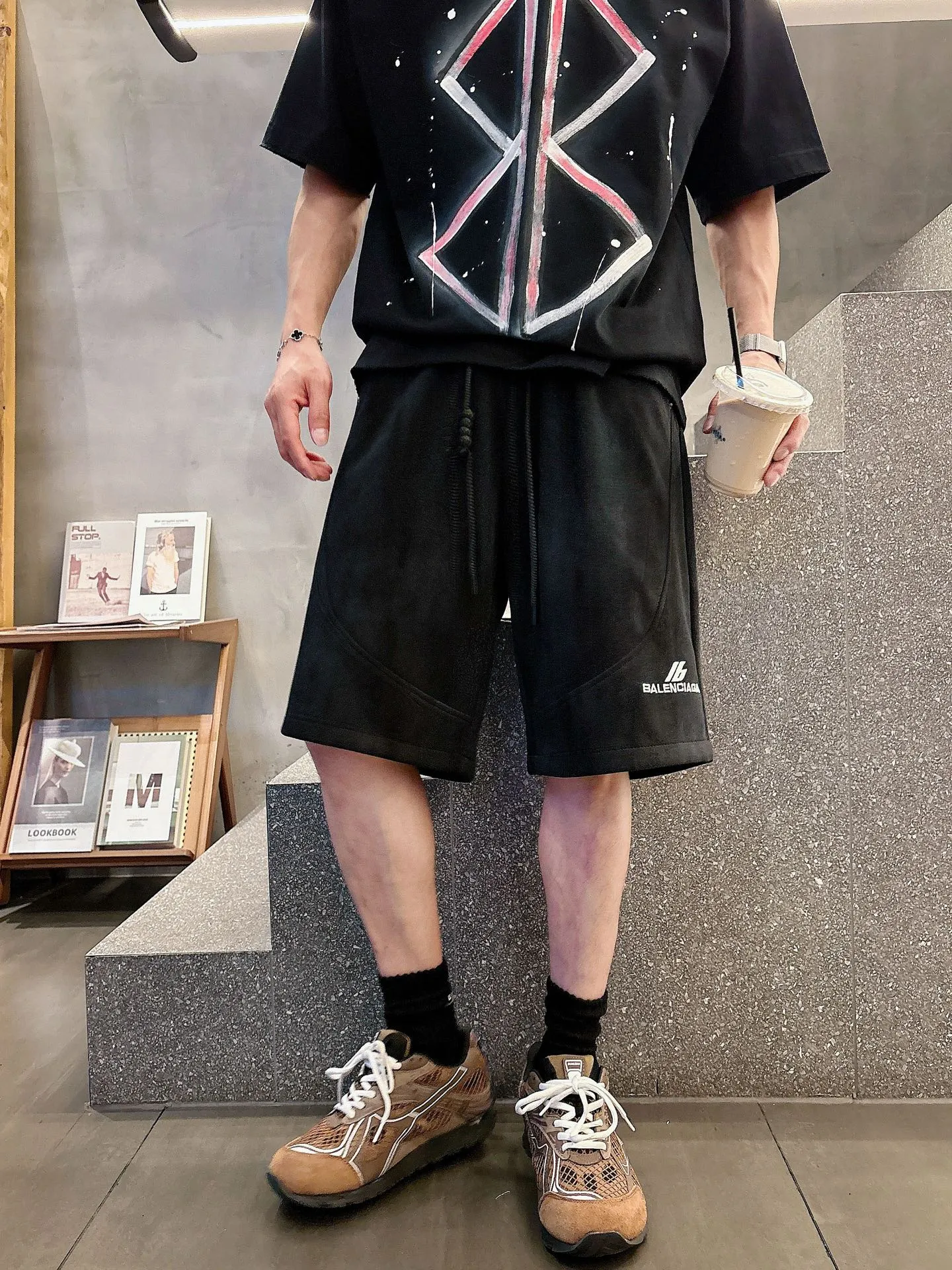 Balenciaga's three-standard complete 2026 summer New Arrival men's casual shorts, advanced custom-made Breathable fabric, Breathable fabric, extremely stretchy and comfortable, impeccable details, top-grade accessories, original logo design concept, delicate and soft feel! The upper body fit is awesome! Size: M-XXXL Please state your height and weight when ordering